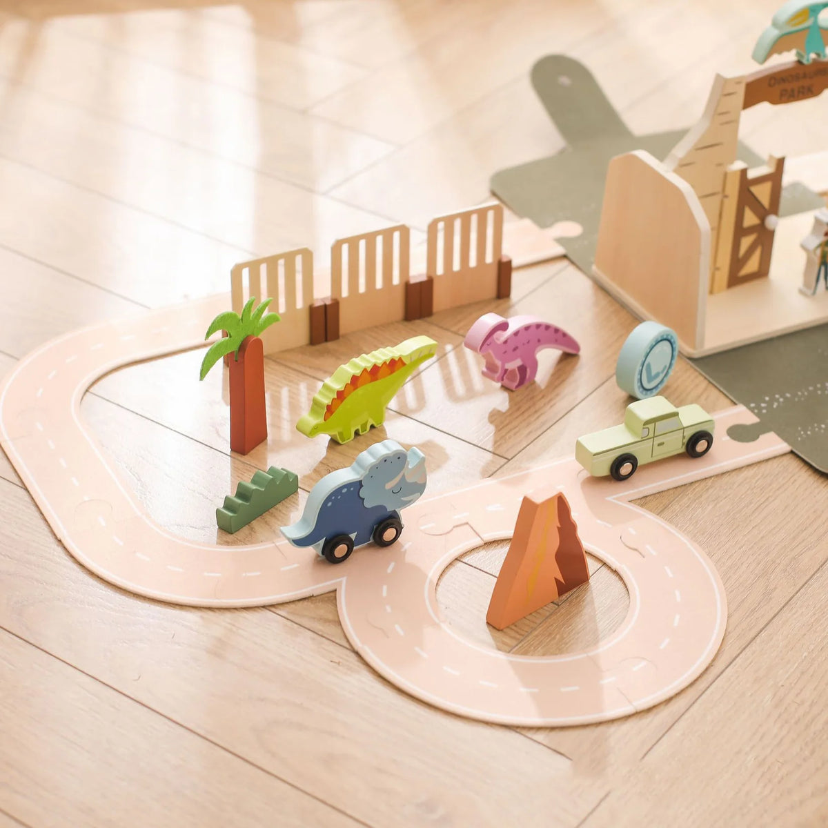 Pista de Dinosaurio de Madera y Fieltro