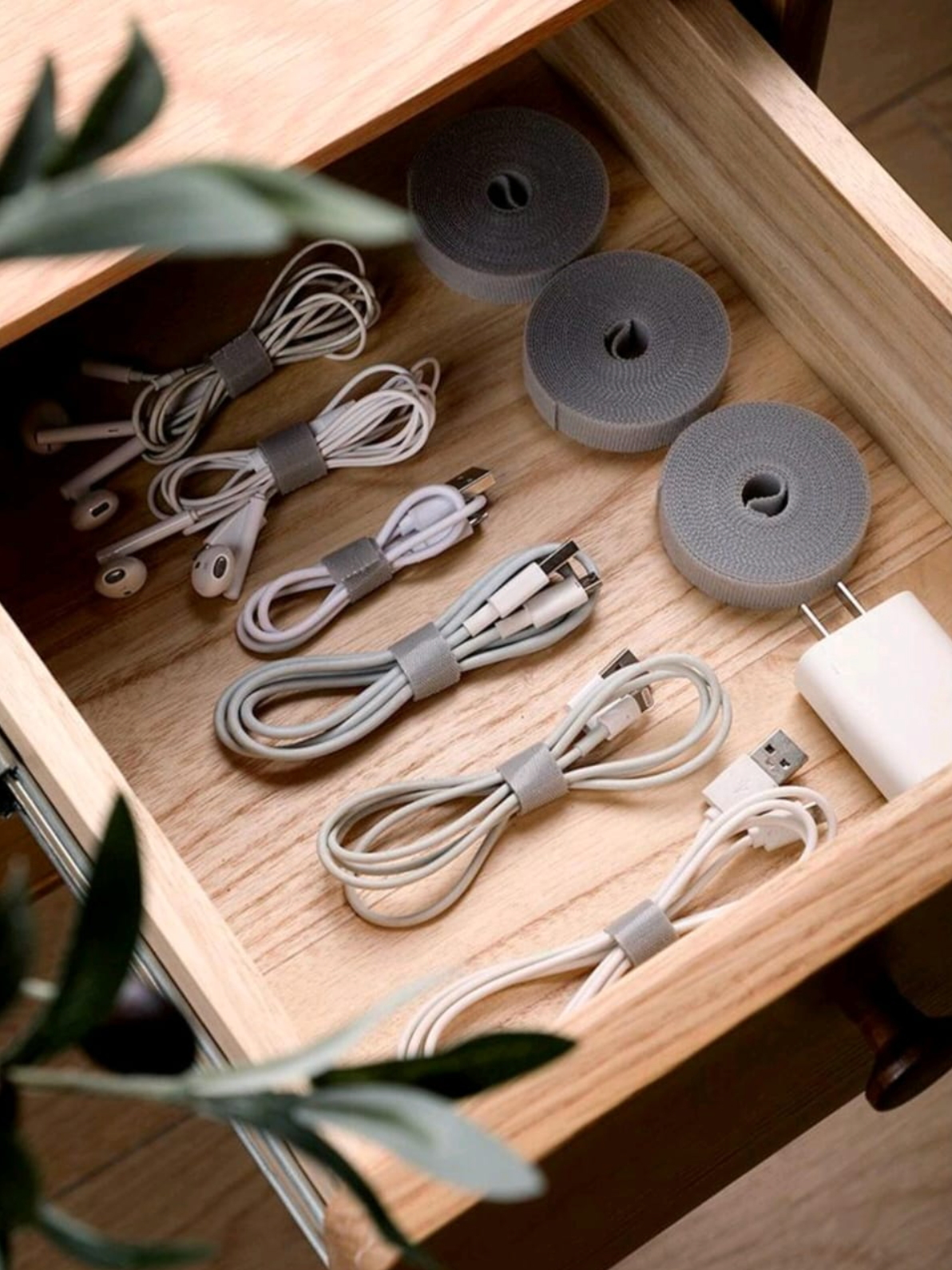 Rollo de Organizador de Cables Color Gris 5 mts