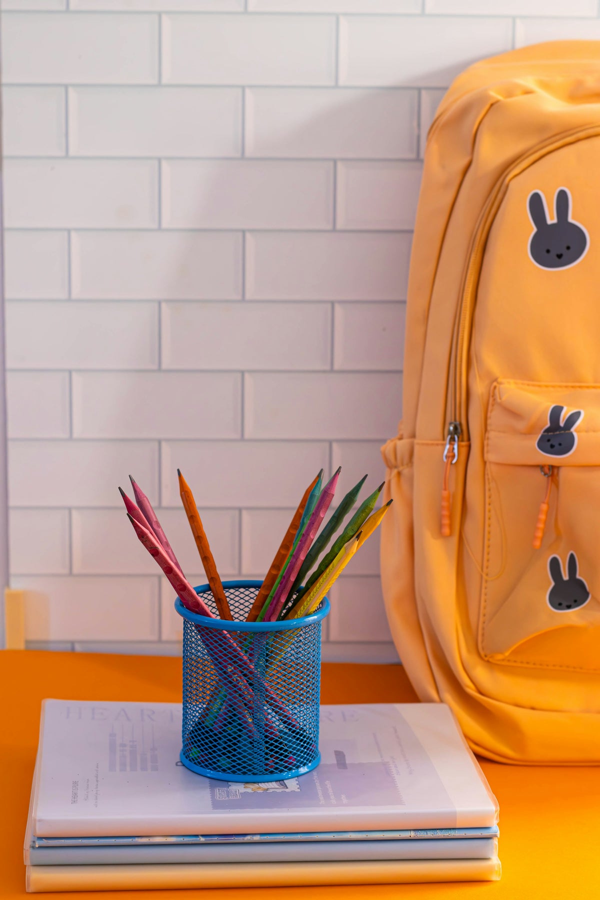 Mochila infantil amarilla con cuadernos, regreso a clases